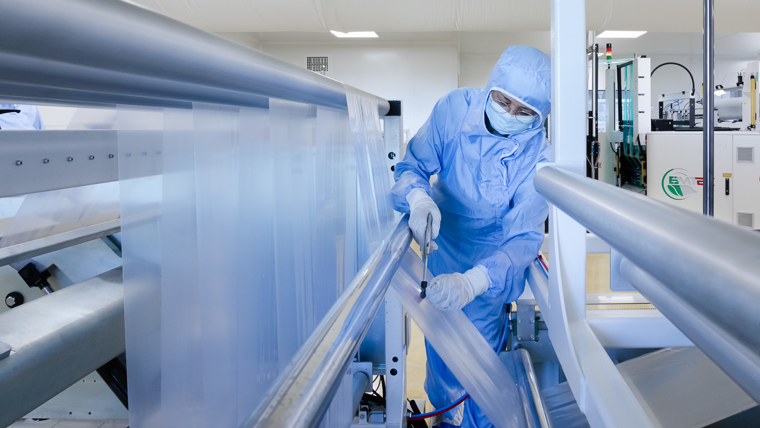 Salle blanche pour la réalisation de pochettes pharma chez Valembal, fabricant et fournisseur de solutions d'emballage.