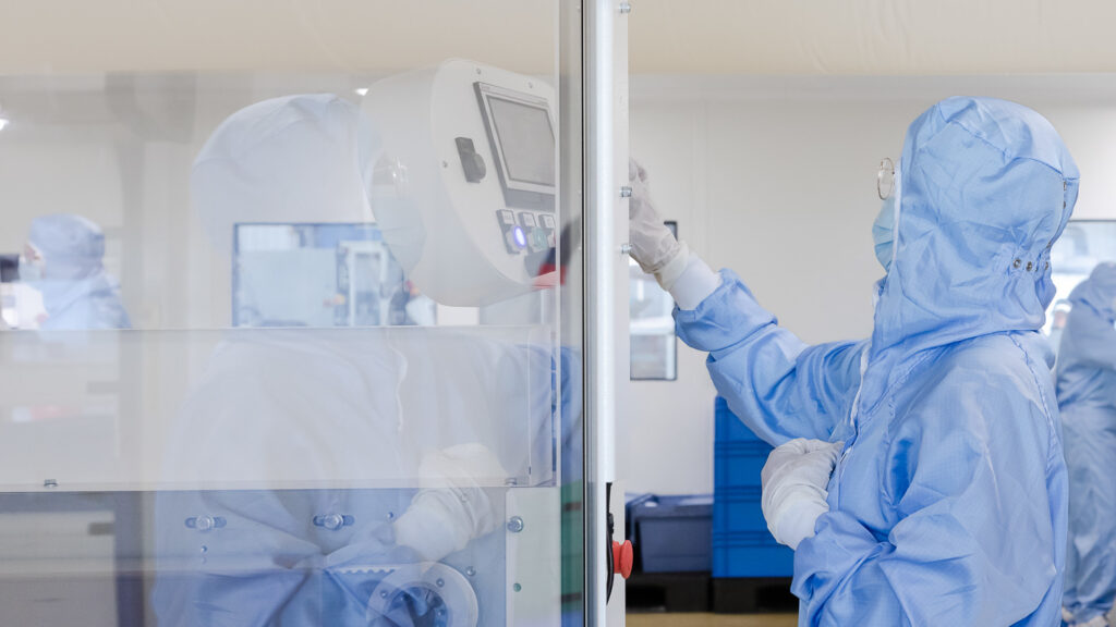 Salle blanche pour la réalisation de pochettes pharma chez Valembal, fabricant et fournisseur de solutions d'emballage.