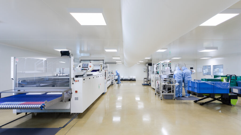 Salle blanche pour la réalisation de pochettes pharma chez Valembal, fabricant et fournisseur de solutions d'emballage.